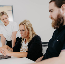 besprechung-team-laptop