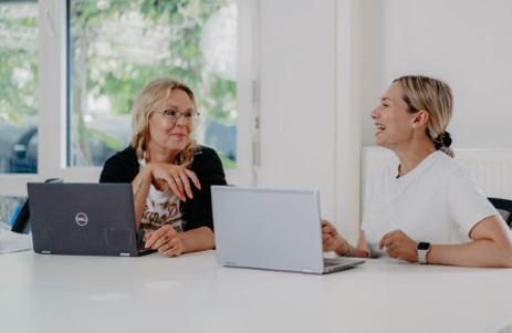 starte-bei-uns-besprechung-laptop-lachen